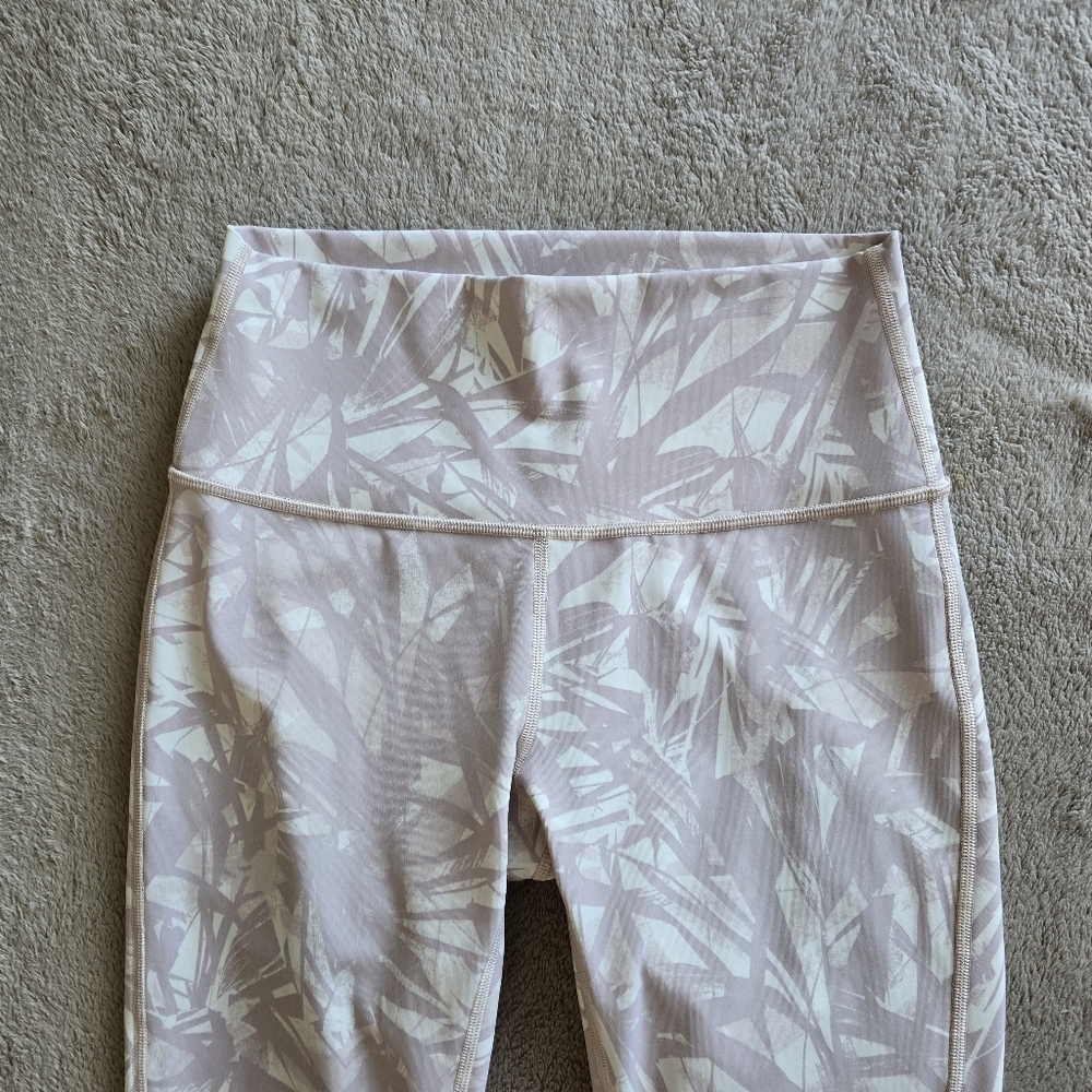 Lululemon Wunder Under Crop 21" Shadow Leaf Light Ivory Muse/Light Ivory Size 6 - Picture 3 of 11